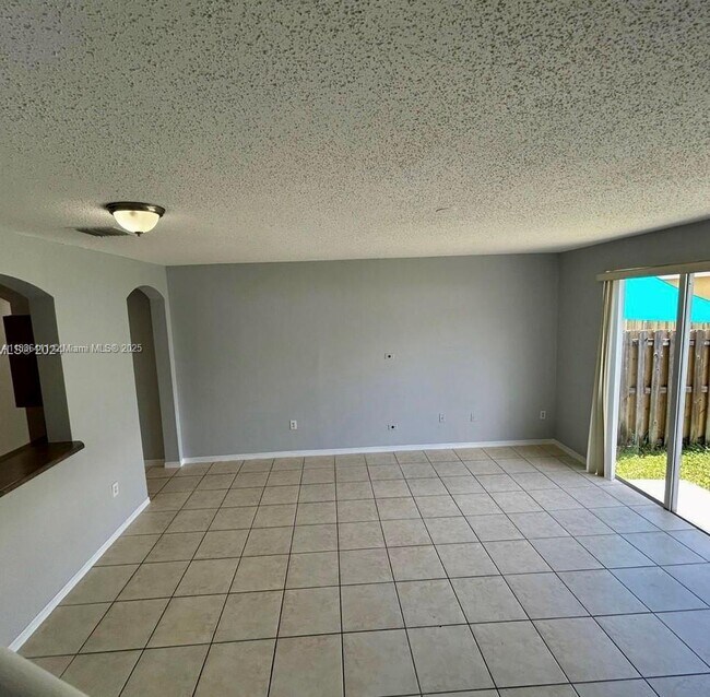 Building Photo - 4284 NE 10th Ct