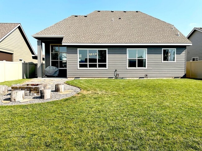 Building Photo - Beautiful 3 Bedroom, 2.5 Bath Two-Story Home with Office in Post Falls