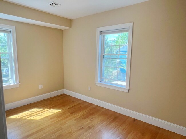 Building Photo - AVAILABLE NOW! Elegant 3-Bed Condo in Prim...