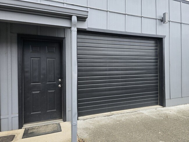 Building Photo - 2037 NE Stephens St