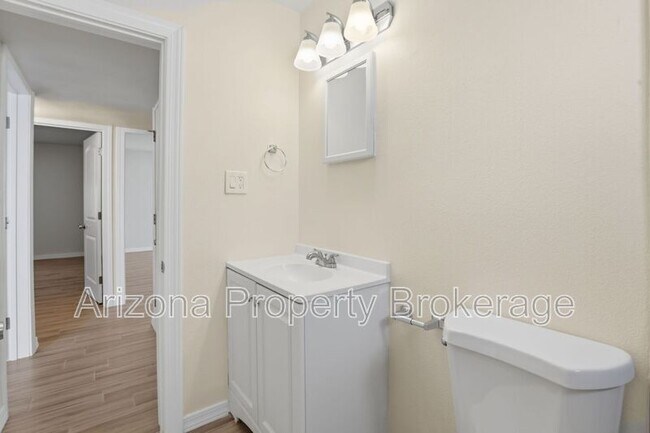 Building Photo - 805 E Turney Ave