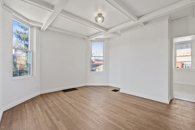 Building Photo - Spacious 5 Bedroom 1.5 Bathroom Home in Ha...