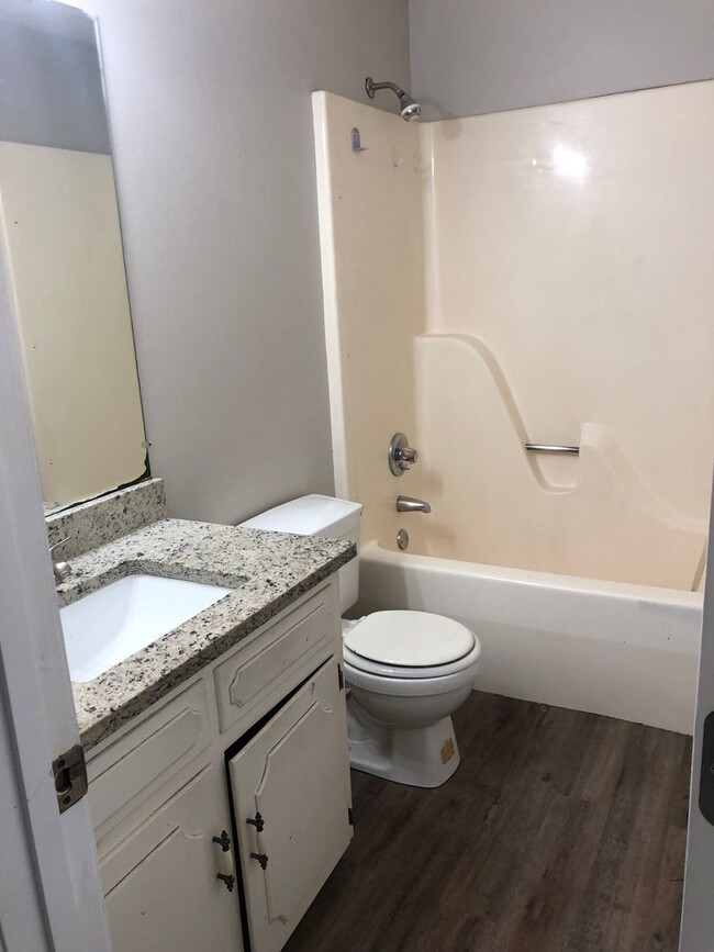 Building Photo - Fully Remodeled 3 Bed / 2 Bath Home in Sea...