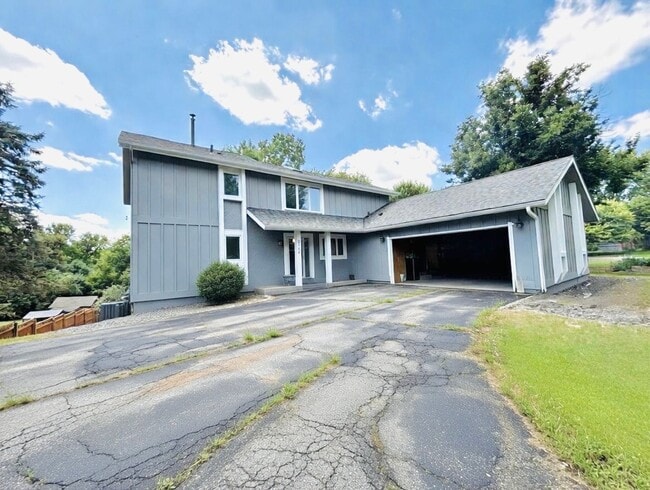 Building Photo - Entertainers dream in the heart of Eden Prairie! 3000+sf, updated, beautiful yard!!