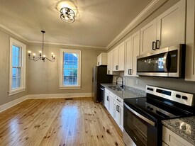 Building Photo - 983 Maple St