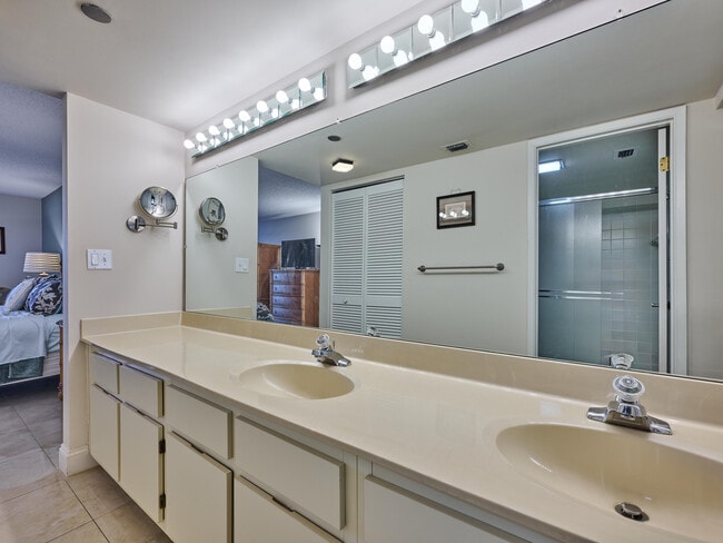 Building Photo - 3420 S Ocean Blvd