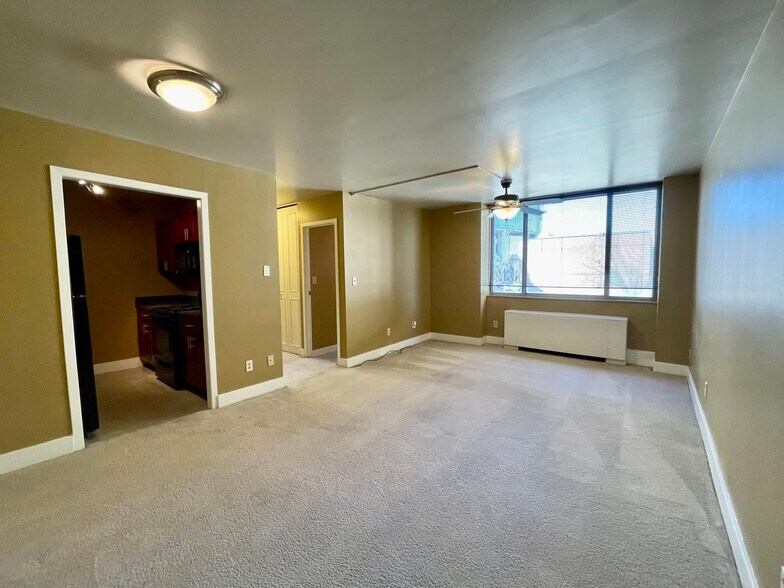 Building Photo - 600 E 8th St