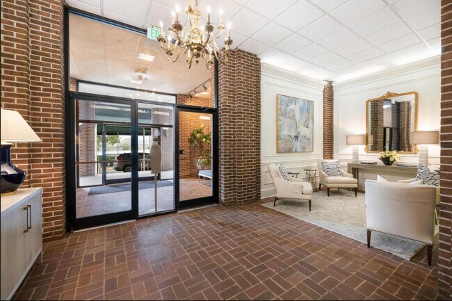 Building Photo - Renovated Two Bedroom Condo