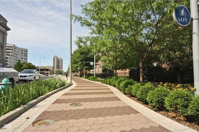 Building Photo - 592 E Vermont St