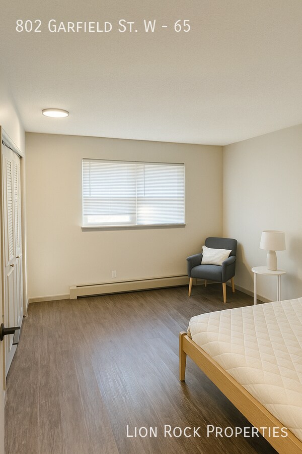 Building Photo - 802 Garfield St W