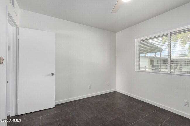 Building Photo - 749 E Montebello Ave