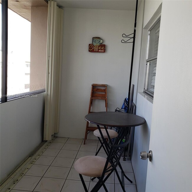 Building Photo - 410 SE 2nd St