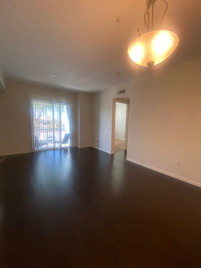 Building Photo - Amazing 2 bedroom condo on the South Strip