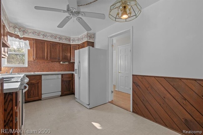 Building Photo - 25152 Fairway Dr