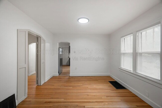 Building Photo - 10030 Bon Oak Dr