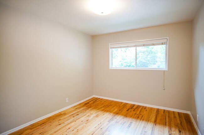 Building Photo - Mid-Century Dream Come True! Lovingly Maintained 2-Bedroom Available Soon!