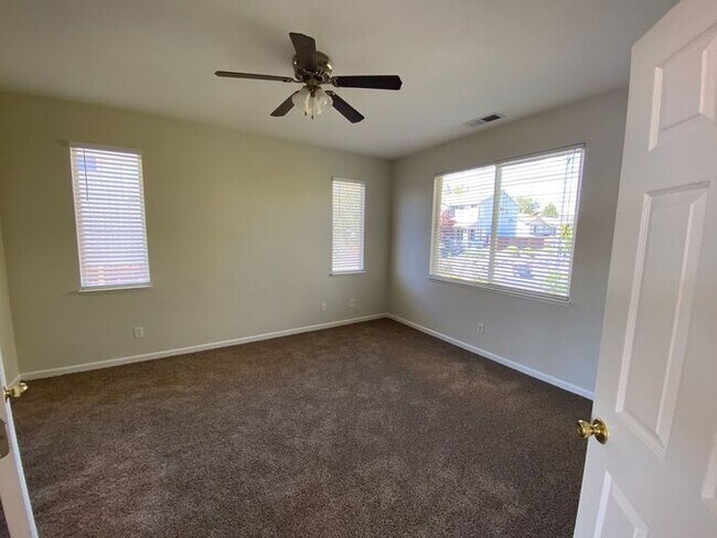 Building Photo - NW Reno 4 Bedroom Home - Mountain Views