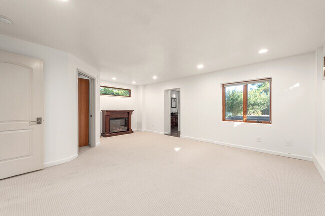 Master Bedroom - 570 Okeefe St