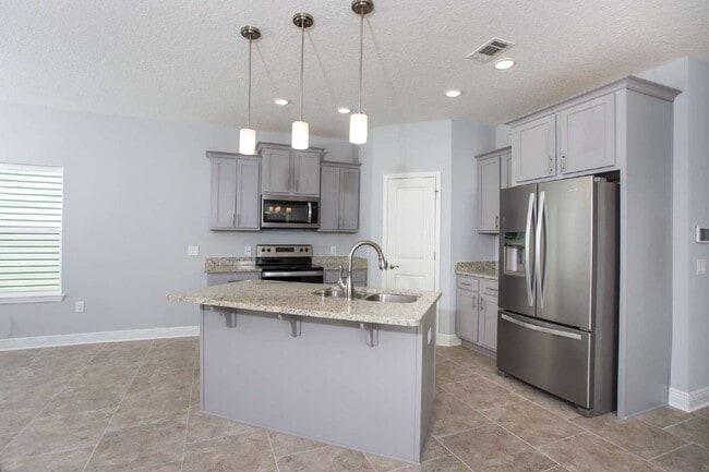 Building Photo - Great location! One block from DeVillier's Square and walking distance to Palafox.