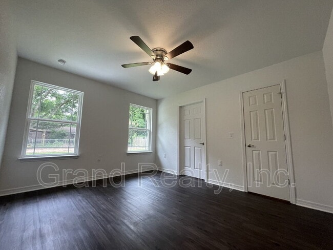 Building Photo - 6217 Fox Run St