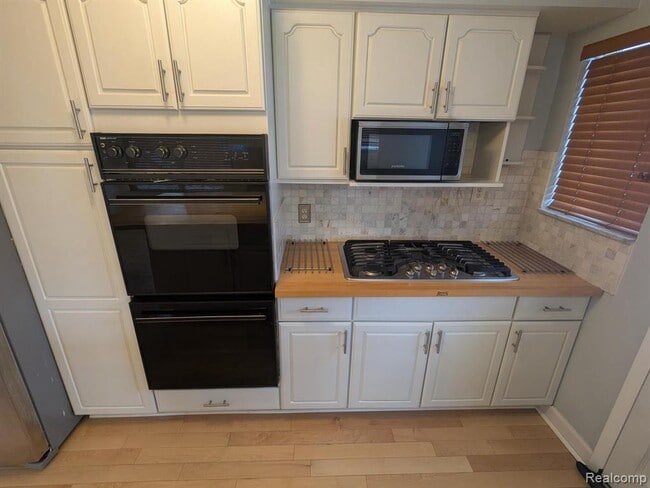 Building Photo - 5155 Greenview Dr