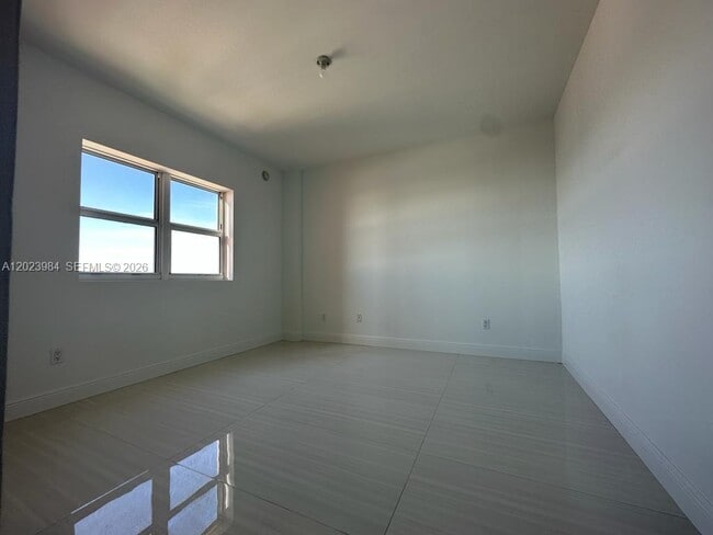 Building Photo - 2650 Lake Shore Dr