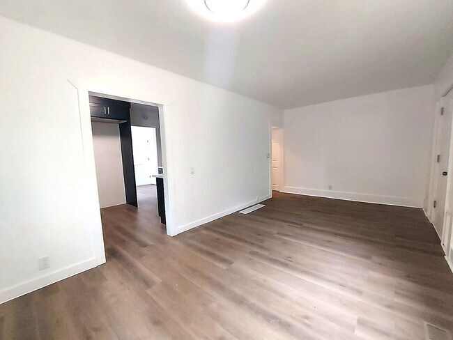 Building Photo - Spacious 4BD/3BA with Fenced Yard & Front Porch in North Seattle!
