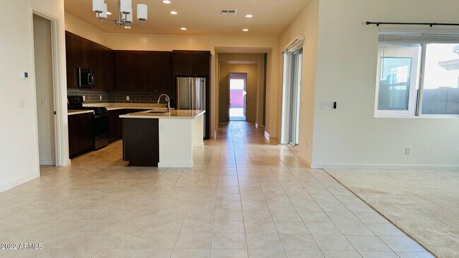 Building Photo - 943 E Paseo Way