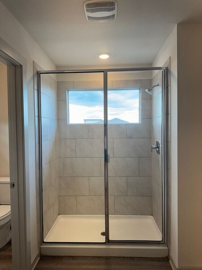 Building Photo - Ready for move-in! Spacious 4-bedroom, 3-b...