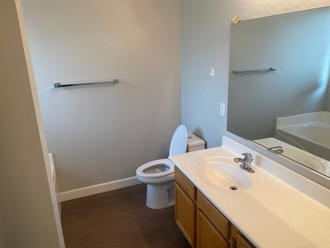 Building Photo - 3 bed 2 bath