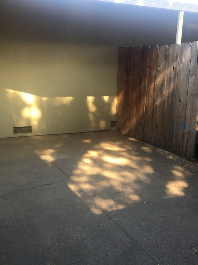 Building Photo - 2 bed, one bath Duplex Private courtyard, ...