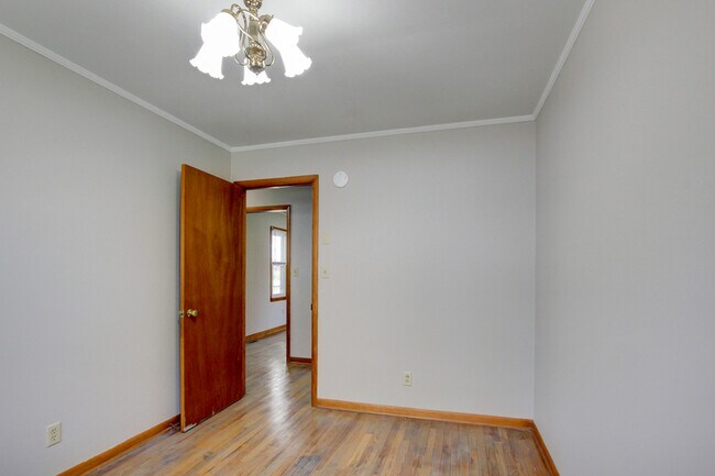 Building Photo - 104 W McReynolds Dr