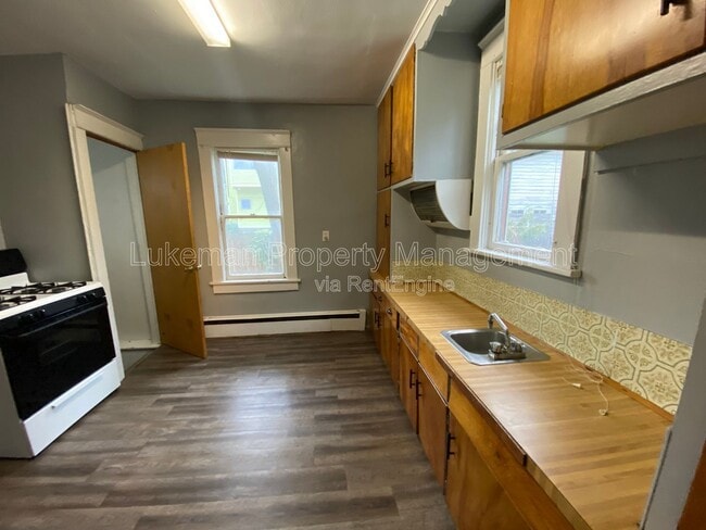 Building Photo - 513 Village St