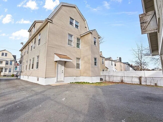 Building Photo - 32 Llewellyn Ave