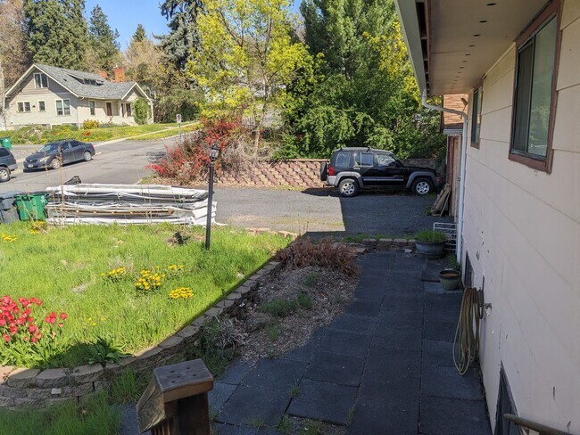 Building Photo - Cherry St Duplex