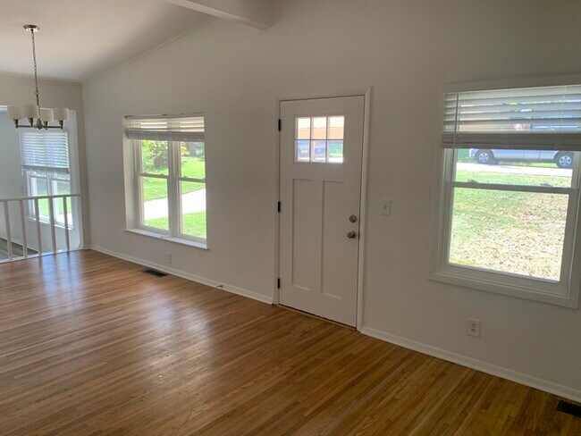 Building Photo - 17 Willow Dr