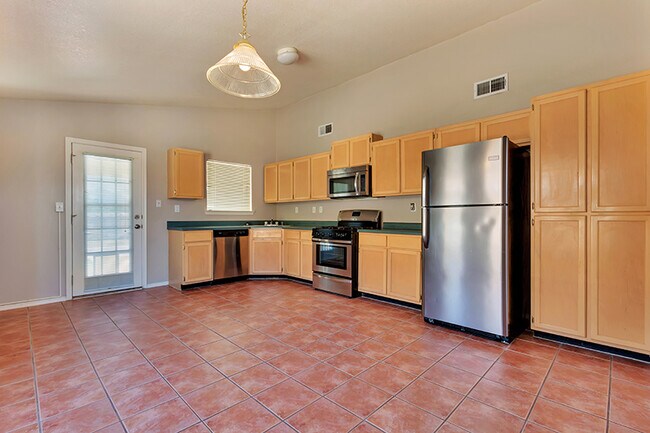 Building Photo - 1417 Plaza Verde Dr