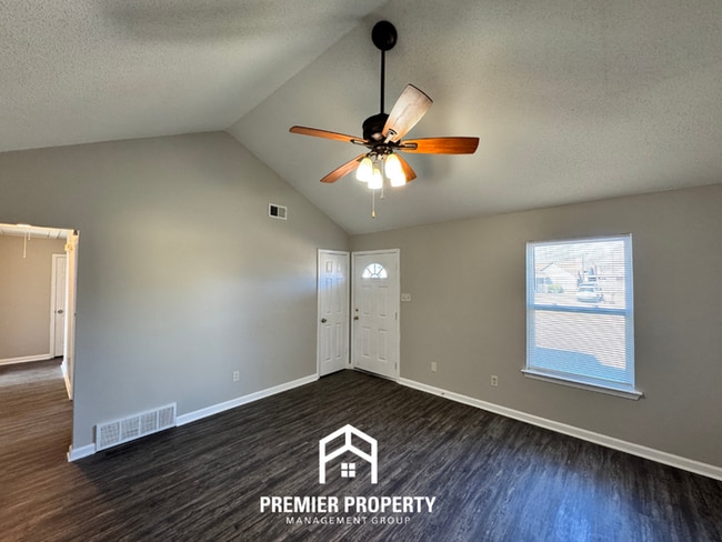 Building Photo - Cozy 3BR Memphis Home w/ Vaulted Ceilings, Fireplace & Fenced Backyard