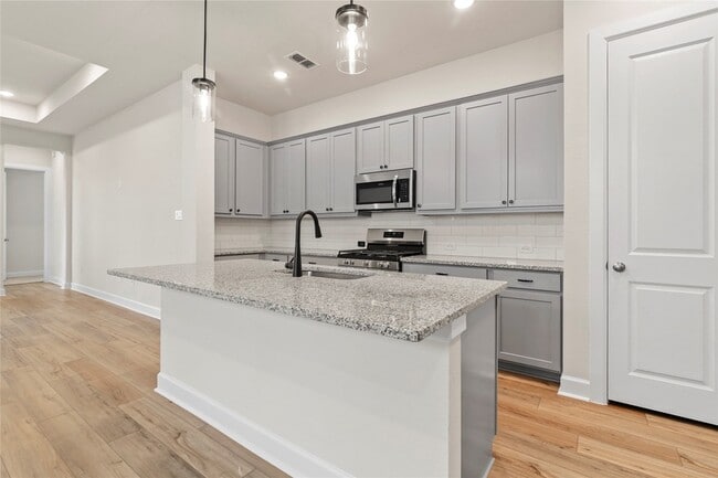 Building Photo - 1535 Park Path Dr