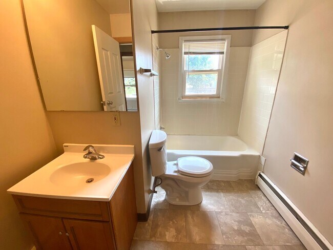 Building Photo - 4 Bed 2 Bath Home!