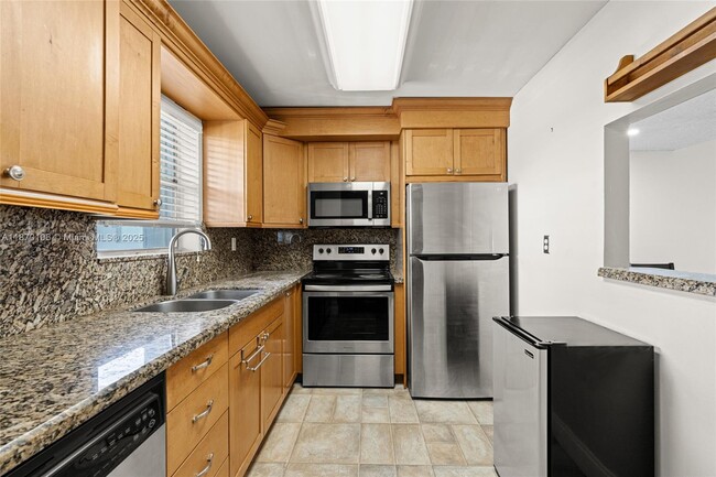 Building Photo - 9365 Fontainebleau Blvd
