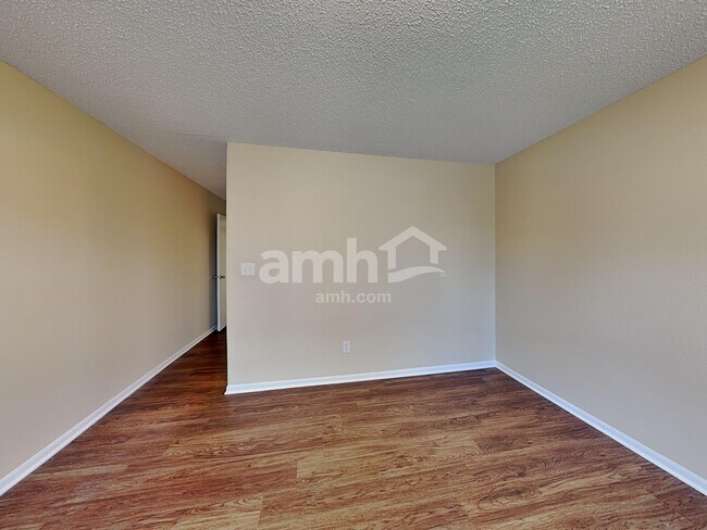 Building Photo - 5426 Alameda Rd