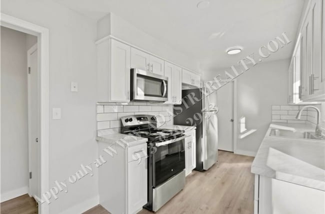 Building Photo - Beautiful Renovated 3 Bed 2.5 Bath Ranch i...