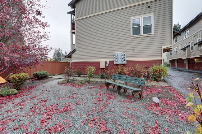 Building Photo - Elegant 2 Bedroom/1 Bath Town Home in Perfect Shoreline Location!