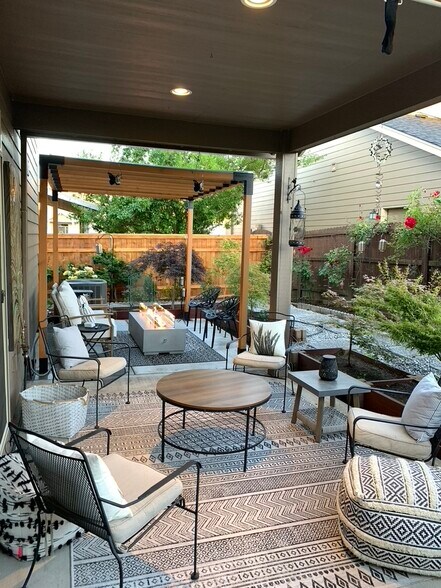 Beautiful outdoor area to relax - 5401 NE 66th Dr