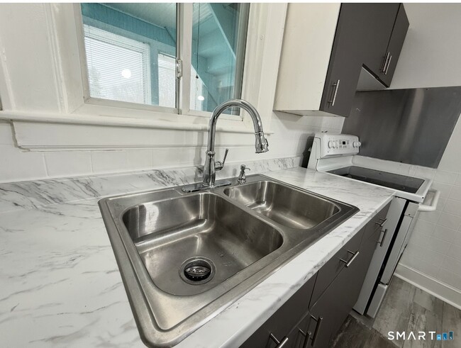 Building Photo - 8 Garden St