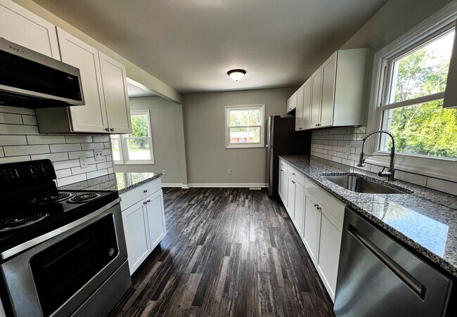 Building Photo - Brand New High Point 2 Bed, 1 1/2 Bath wit...