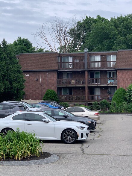 Building Photo - 144 Kenrick St