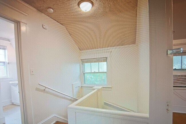 Building Photo - Minutes to Campus / 5 Bedroom / 2 Bathroom