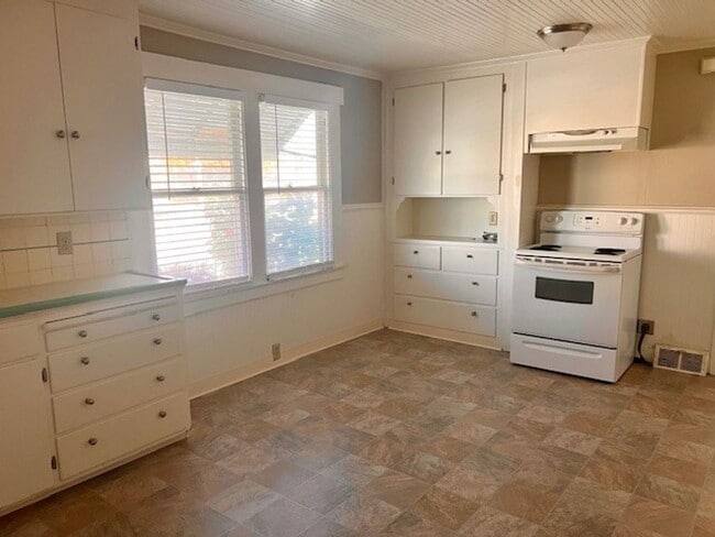 Building Photo - Santa Clara Charm ~ 3BR/1BA on Main Street